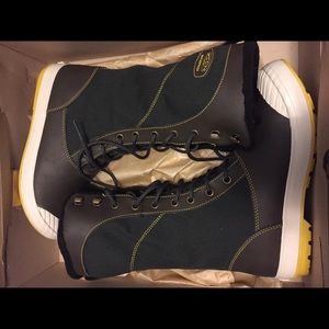 Keen rain boots, size 9 never worn